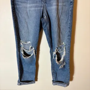 American Eagle Strigid Mom Jeans Womens 8 Short Medium‎ Wash Distressed Ripped thumbnail 3