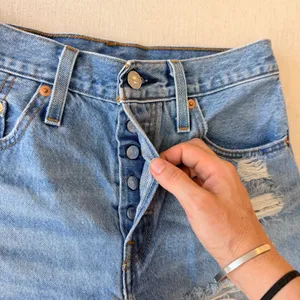 Levi's 501 Original Distressed Cut Off Denim Shorts Womens 27 Light Wash Blue thumbnail 5