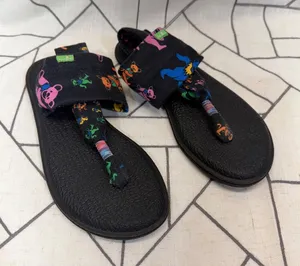 Sanuk Grateful Dead Yoga Sling 2 Sandals Size 7 Black Dancing Bears Print‎ thumbnail 1