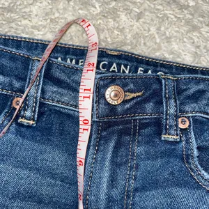 American Eagle Outfitters Distressed High Rise Mom Jeans Size 10 thumbnail 4