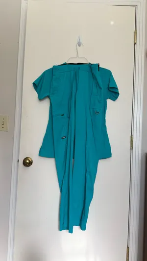 Stylish turquoise scrub ensemble from Grey's Anatomy. Features a V-neck top and matching pants. thumbnail 2