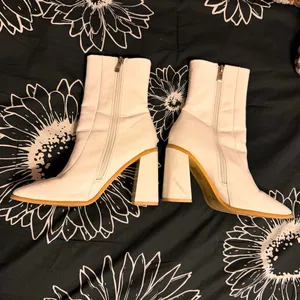 Boots White Size 8.5 thumbnail 2