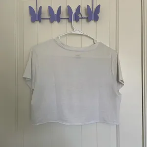 Levi’s women’s logo decal crop top — medium‎ thumbnail 3