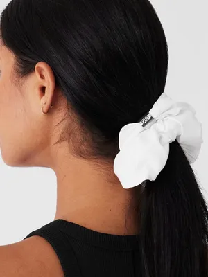 Alo Yoga NWT Bead it Oversized White Scrunchie Hair Tie with Brand Accent thumbnail 1
