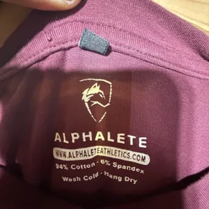 Alphalete Athletics Women's Large Burgundy Gold Logo Graphic Stretch Gym T Shirt thumbnail 6
