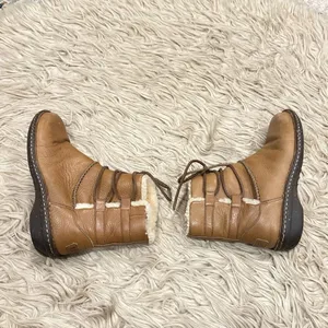 UGG Caspia 1932 Tan Leather Lace Up Ankle Sheepskin Warm Boots Womens Sz 8 thumbnail 10
