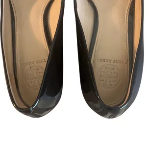 Tory Burch Sally Wedge Pumps Black Patent Leather Gold Logo Size 7 thumbnail 4