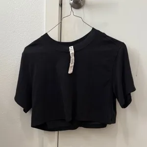 ⭐️Lulu Lemon Cropped Black T Shirt thumbnail 1