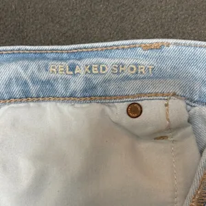 American Eagle Denim Shorts Relaxed Cut Off Size 12 Light‎ Wash thumbnail 5