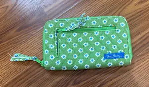 VTG Vera Bradley Quilted Apple Green Daisy Retired Zip Wallet. thumbnail 1