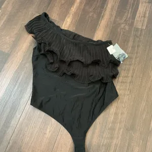By Anthropologie Pleated Ruffle Bodysuit Black One Shoulder Large NWT Chic thumbnail 2