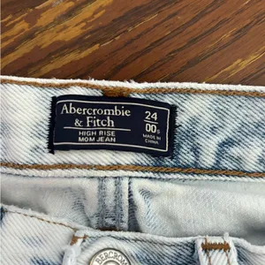Abercrombie high rise distressed mom jeans 00S 100% cotton thumbnail 2
