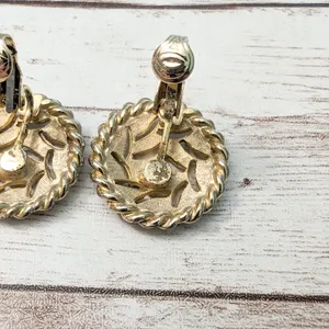 Vintage Clip On Earrings - Cream & Gold Tone Fancy Design thumbnail 6
