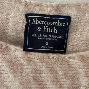 Abercrombie and Fitch Beige‎ and Cream Sweater. Size Small. thumbnail 2