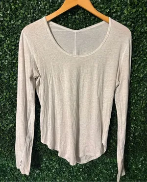 Lululemon Yogini 5 Year Long Sleeve Tee Heathered White Sz Medium thumbnail 1