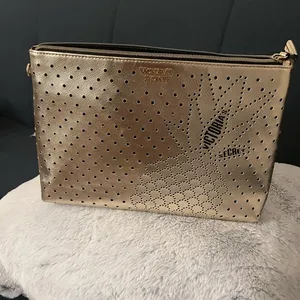 Victoria’s secret cosmetic bag. In good condition. thumbnail 1