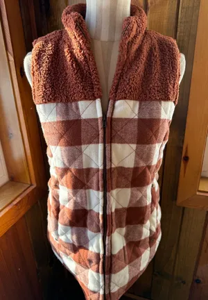 Maurices‎ Womens Plaid Sherpa Lined Vest Size S Rust White Quilted Gilet thumbnail 1
