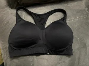 Experience comfort and support with this sleek black racerback sports bra. Perfect for workouts or everyday wear. Size 36C GREAT support great condition too small for me sadly Old navy thumbnail 1