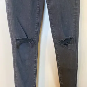 American Eagle super hi rise black distressed ripped skinny jeans thumbnail 2