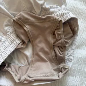 Lululemon Athletica White Hotty Hot 2.5 HR Shorts thumbnail 5