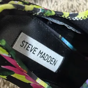 Steve Madden Floral Black Pink Green Heels thumbnail 8