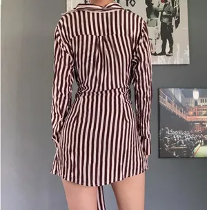 Jen’s Pirate Booty Amaya brown and white striped mini dress in size XS. This has only been worn once and has no rips, tears, or stains. Some color transfer between stripes from washing but it’s not really noticeable as seen in photos. The waist can be tied in front with excess or in back (I like to go around twice and tie in back). Ultra soft and flowy material, love this dress and only selling as it just isn’t quite my style. Measures 30” long, 17” across chest, 14” across at waist, 22” long sleeve (from shoulder seam). thumbnail 4