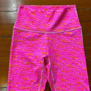 OFFLINE by Aerie Hi Rise Goals Crochet Inlay Neon Pink 7/8 Leggings Sz M 💛🎀 thumbnail 5