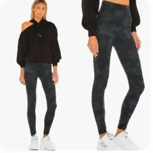 NWT Spanx Look at Me Now Leggings in Black‎ Camo Sz Small thumbnail 2