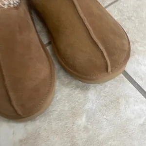 Clarks sz 8 Womens Suede Faux Fur Lined Slippers Chestnut Brown suede NWOT thumbnail 3