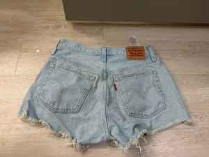 Levi shorts size 26 in great condition  thumbnail 2