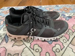 On Cloud Running Shoes Women’s Black pink 9.5 thumbnail 2