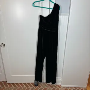 Tuckernuck HYACINTH HOUSE Black Velvet One Shoulder Araminta‎ Jumpsuit READ med. thumbnail 7