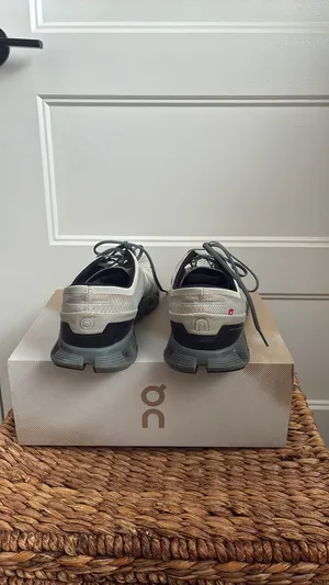 On Cloud Running Shoes thumbnail 4