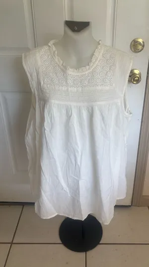 XL Old Navy Creme De La Creme Ruffled Lace-Trim Sleeveless Blouse. thumbnail 1