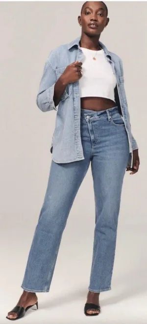 ABERCROMBIE- Curve Love Ultra High Rise 90s Straight Jean Criss-Cross thumbnail 1