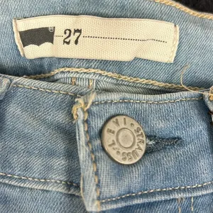 Levi's 535 Ultra Low Rise Legging Crop NWT Size 27 Light Wash Color Variation thumbnail 5