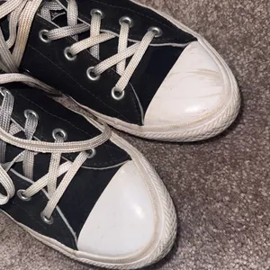 Converse Women’s Sneakers sz 8 ✨ thumbnail 4