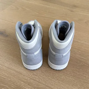 Air Jordan 1 Retro High Pale Ivory Sneakers Size W 7 in Off White Gray thumbnail 4