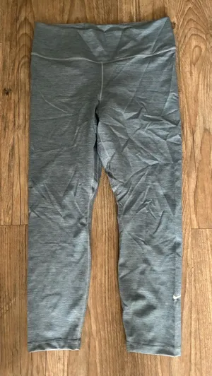 Nike Performance Capri Leggings thumbnail 1