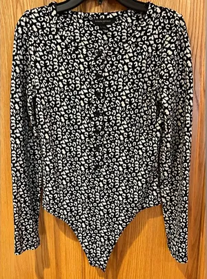 Banana Republic Factory Long Sleeve Black Leopard Print‎ Bodysuit Top Size XS thumbnail 1