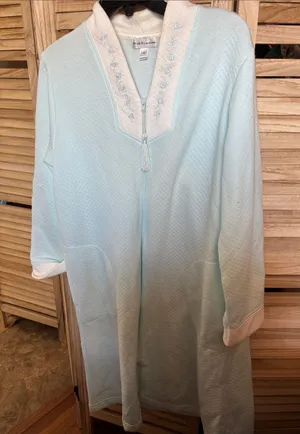 FINAL MARKDOWN Miss Elaine Embroidered Quilted Look Zip-Front Robe Mid Calf Med thumbnail 1