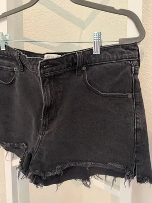 Abercrombie & Fitch Mom Shorts Women’s 32/14 Black High Rise Cutoff Denim thumbnail 3