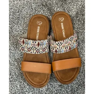 Minnetonka Sabina Slide Sandals Cream Needlepoint Fabric Leather Women's Size 8M thumbnail 3