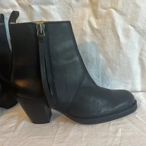 Acne ‘Pistol’ EUC Black Leather Heel Ankle Boot 37/7 thumbnail 4