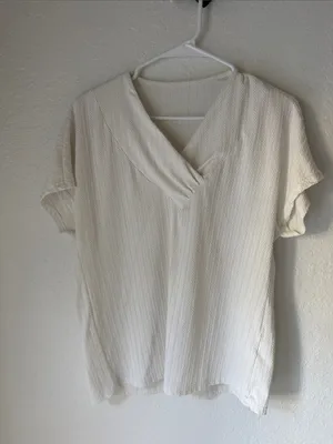 Women’s White Textured V-Neck Short Sleeve Top Size Medium thumbnail 2