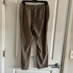 NWOT Vuori Cropped High-Rise Straight Pants in Taupe thumbnail 11