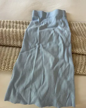 H&M Light blue fitted midi skirt thumbnail 1
