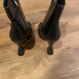 PrettyLittleThing Black Heeled Boots with Sculptural Heel thumbnail 4