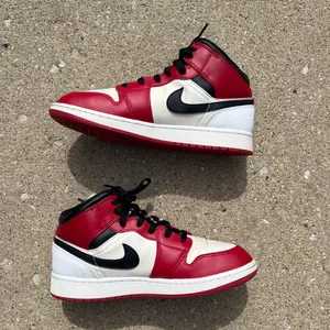 Air Jordan 1 Mid GS 'Chicago' Size 7y Women’s Size 8.5 thumbnail 2