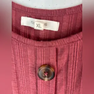 Maurices XL Y2K Ribbed Button Detail Crop Tank Too in Mauve Pink Tank Top thumbnail 3